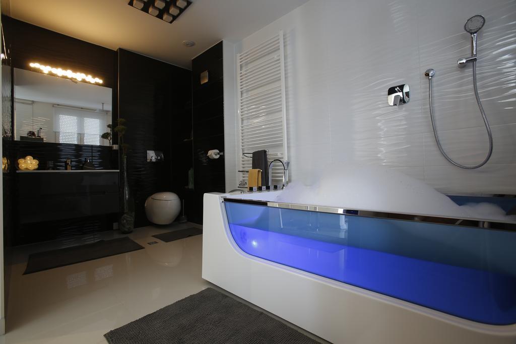 Studio-Apartment Val - Luxury Massage Chair - Private Spa- Hot Tub, Infrared Sauna, , Parking With Video Surveillance, Entry With Pin 0 - 24H, Free Cancellation 24 Hours Before Check In Slavonski Brod Exterior foto
