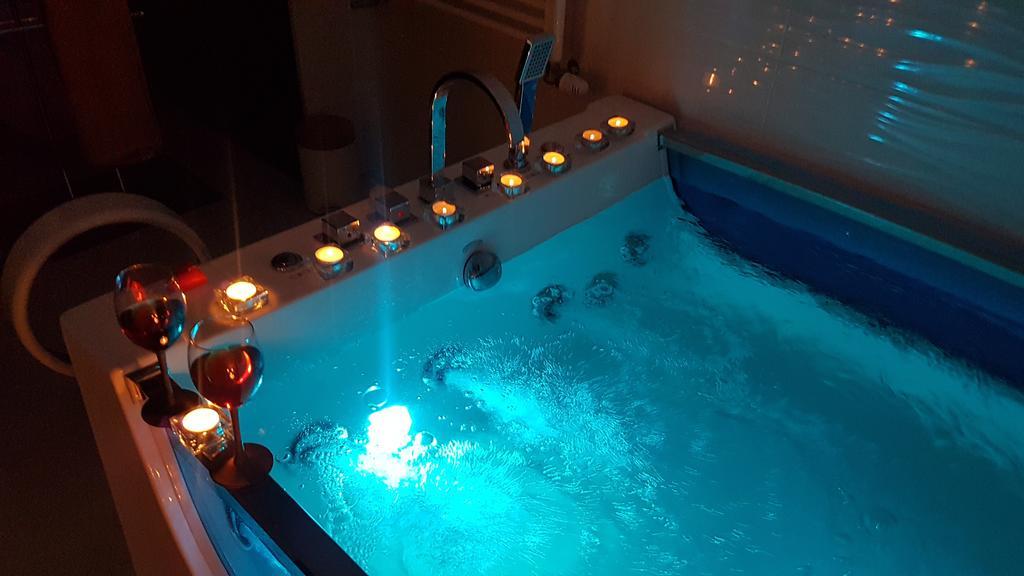 Studio-Apartment Val - Luxury Massage Chair - Private Spa- Hot Tub, Infrared Sauna, , Parking With Video Surveillance, Entry With Pin 0 - 24H, Free Cancellation 24 Hours Before Check In Slavonski Brod Exterior foto